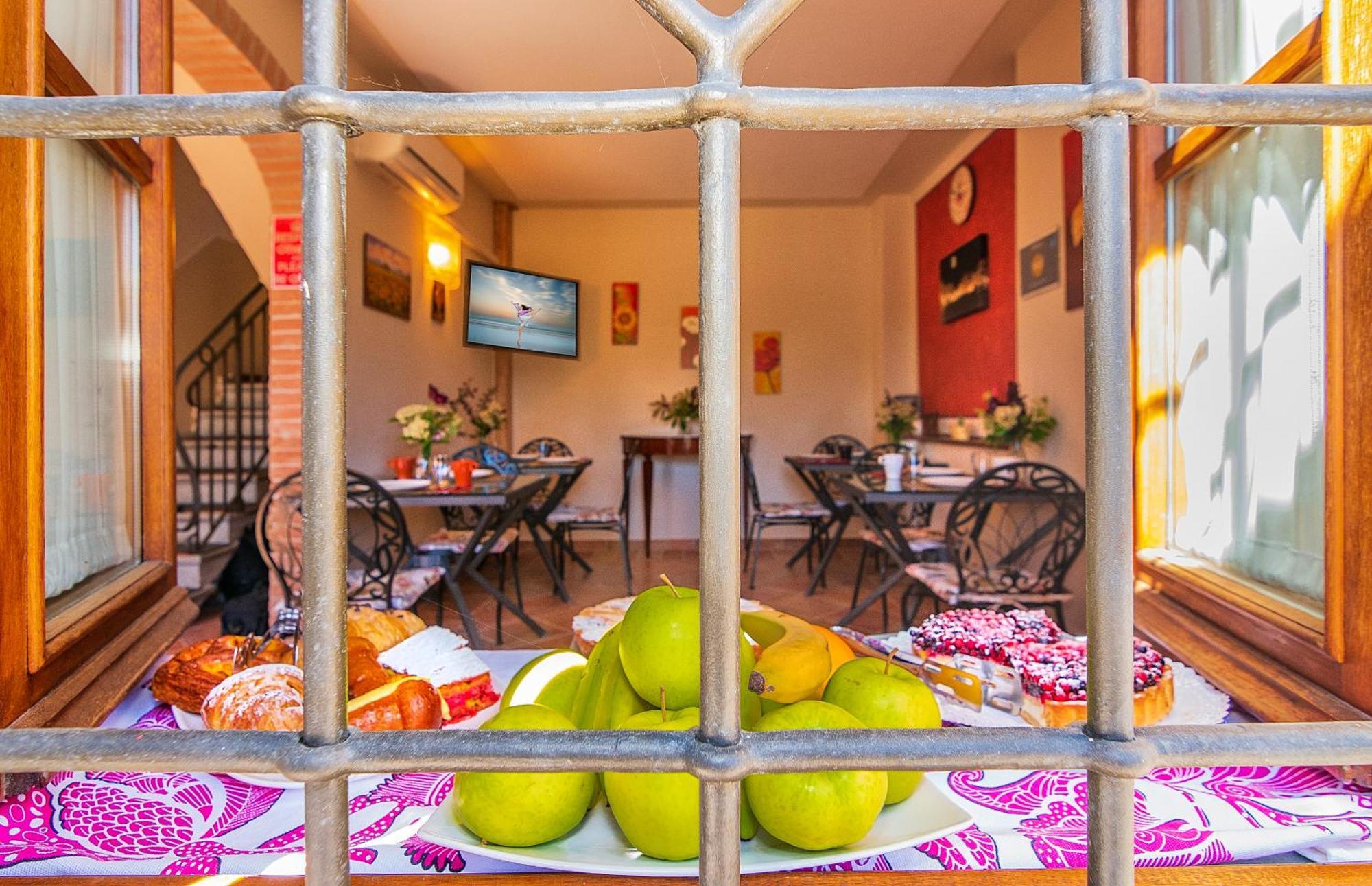 B&B Il Giardino Dei Poeti And Apartaments Лука Екстериор снимка