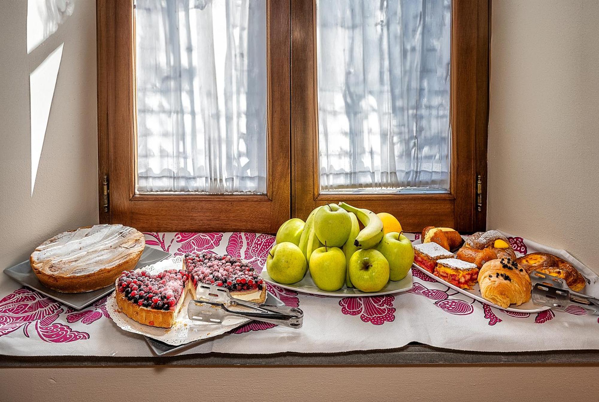 B&B Il Giardino Dei Poeti And Apartaments Лука Екстериор снимка