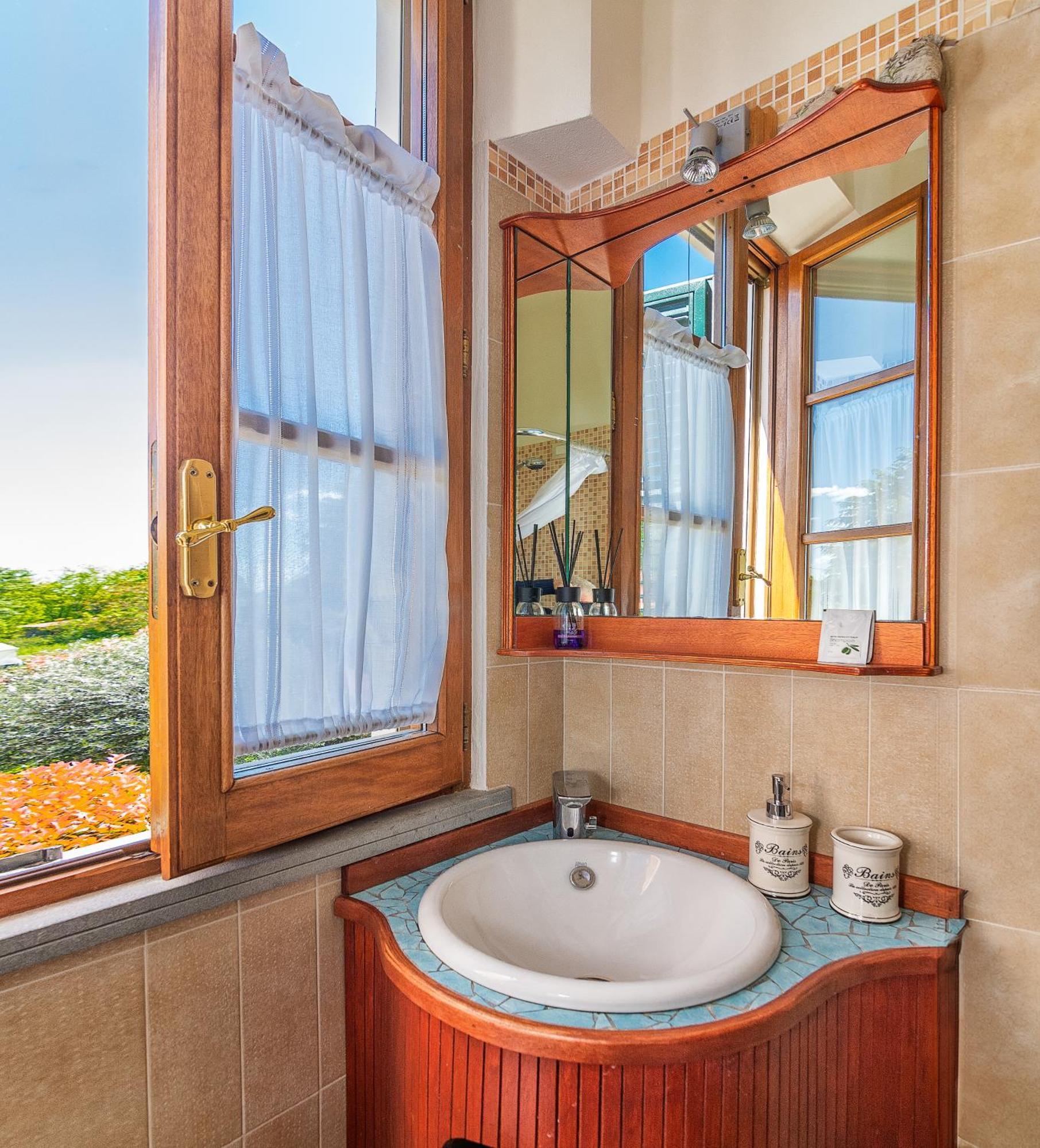B&B Il Giardino Dei Poeti And Apartaments Лука Екстериор снимка