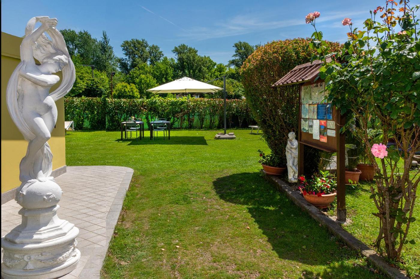 B&B Il Giardino Dei Poeti And Apartaments Лука Екстериор снимка