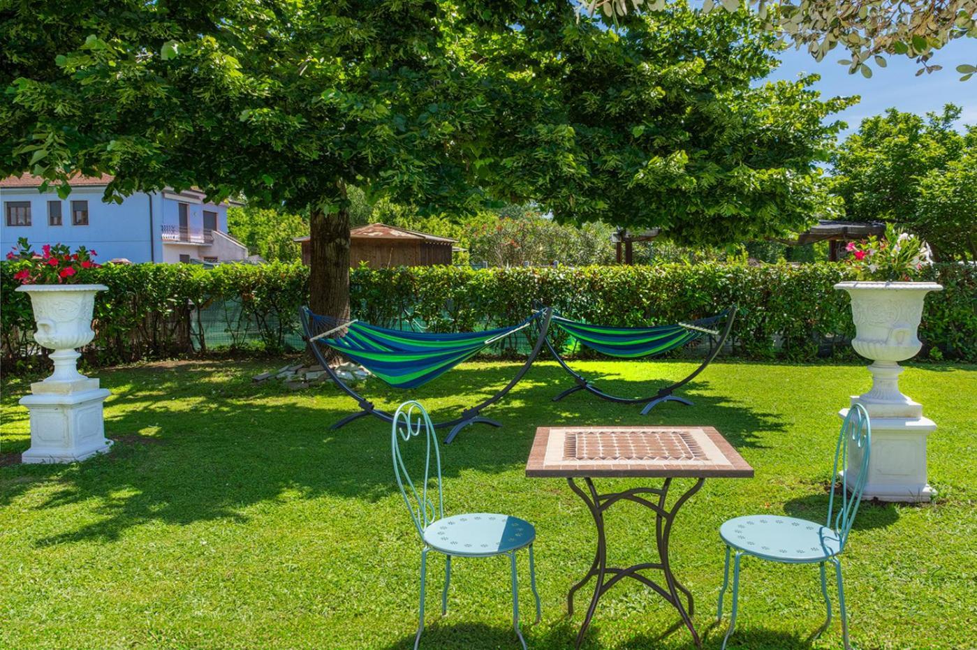 B&B Il Giardino Dei Poeti And Apartaments Лука Екстериор снимка