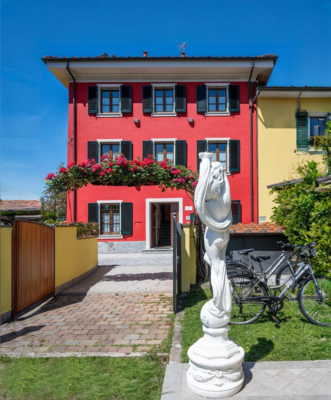 B&B Il Giardino Dei Poeti And Apartaments Лука Екстериор снимка