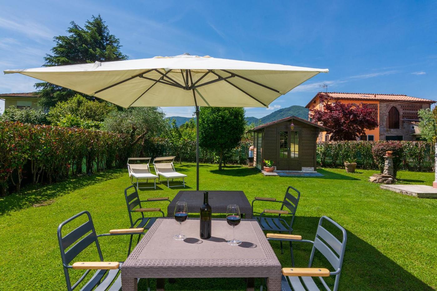 B&B Il Giardino Dei Poeti And Apartaments Лука Екстериор снимка