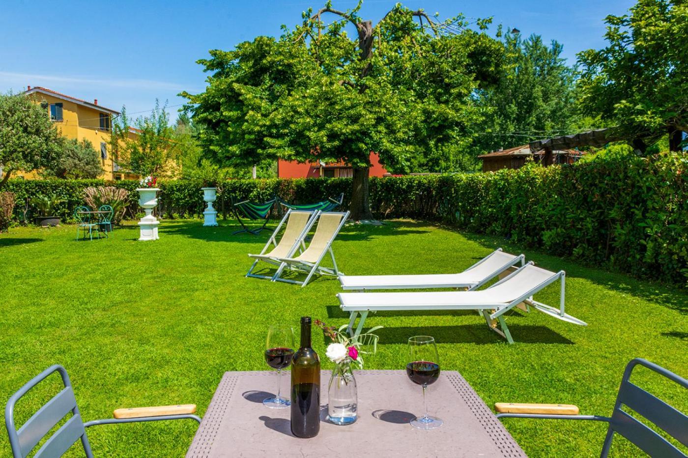 B&B Il Giardino Dei Poeti And Apartaments Лука Екстериор снимка