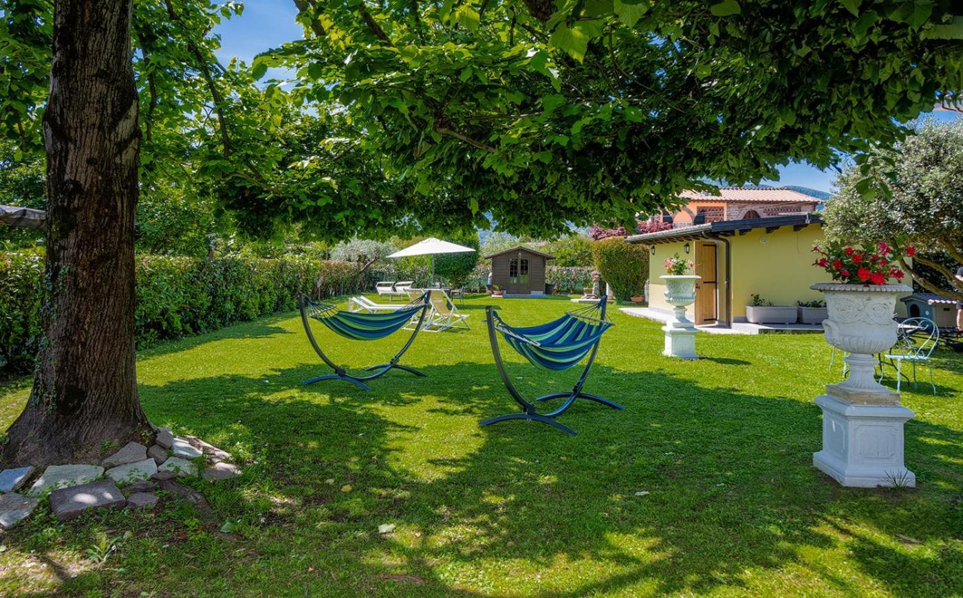 B&B Il Giardino Dei Poeti And Apartaments Лука Екстериор снимка