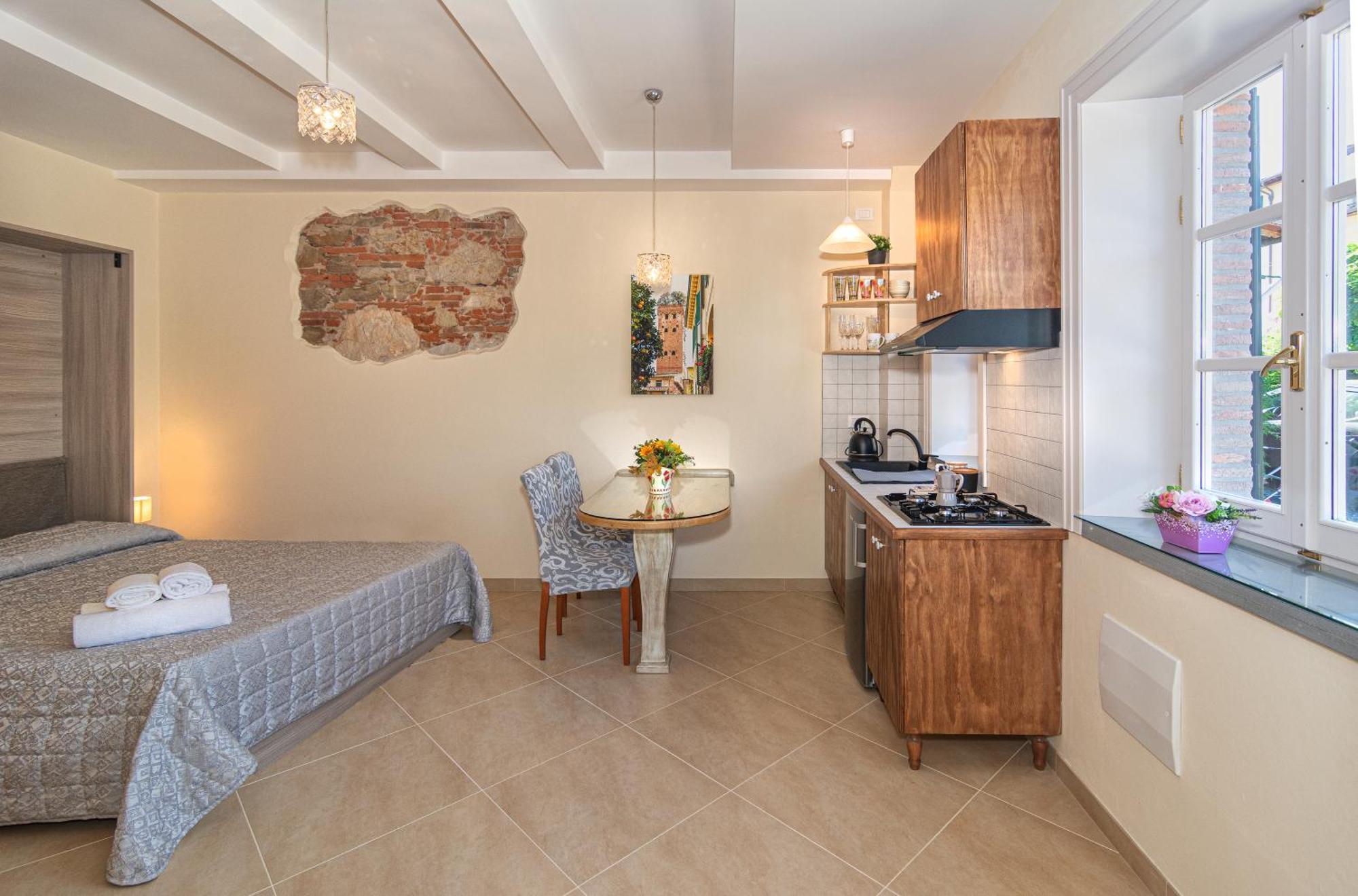 B&B Il Giardino Dei Poeti And Apartaments Лука Екстериор снимка