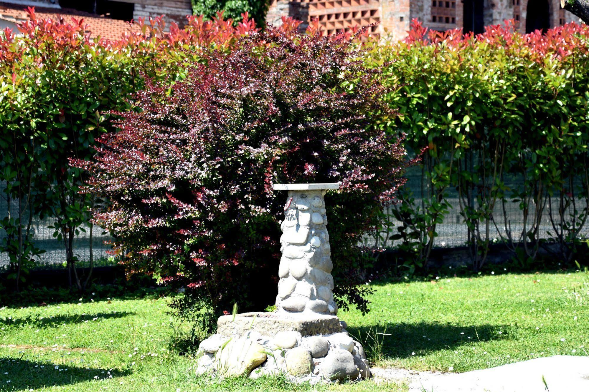 B&B Il Giardino Dei Poeti And Apartaments Лука Екстериор снимка