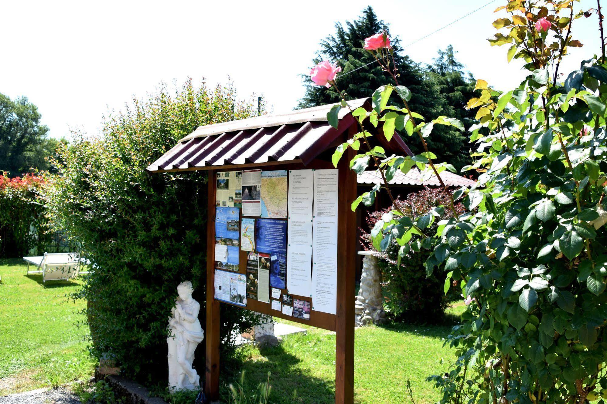 B&B Il Giardino Dei Poeti And Apartaments Лука Екстериор снимка